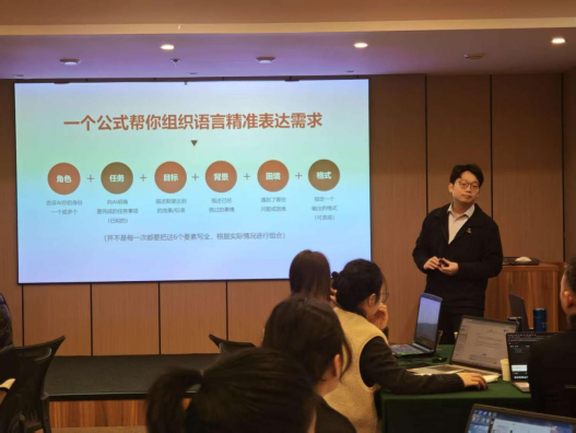 重慶市“AI+行業(yè)賦能”研修班圓滿收官，助力行業(yè)智能化升級——培養(yǎng)復(fù)合型人才，推動(dòng)數(shù)字經(jīng)濟(jì)與行業(yè)深度融合