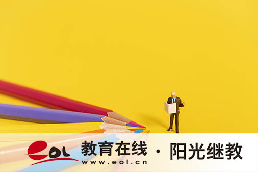 山東濟(jì)寧成人高考考點(diǎn)在哪里？準(zhǔn)考證怎么打?。?/></p><h3>山東濟(jì)寧成人高考考點(diǎn)在哪里？</h3><p>成人高考的考場(chǎng)都是就近安排的，考場(chǎng)的安排一般會(huì)根據(jù)考生報(bào)名時(shí)選擇的考區(qū)所在地而安排，考場(chǎng)一般都距離考生不遠(yuǎn)，所以大家不用過于擔(dān)心距離的問題。考生在網(wǎng)報(bào)時(shí)可選就近考點(diǎn)，考場(chǎng)確認(rèn)后無法更改，具體的考試地點(diǎn)會(huì)明確標(biāo)注在考生的準(zhǔn)考證上。</p><h3>山東濟(jì)寧成人高考準(zhǔn)考證怎么打??？</h3><p>山東濟(jì)寧成考考生可于10月15日至17日（每天8:30至17:00），10月18日至19日（每天7：00至17：00）登錄山東省教育招生考試院網(wǎng)站(https://www.sdzk.cn)自行打印準(zhǔn)考證。準(zhǔn)考證上的考試時(shí)間、考試地點(diǎn)、考生須知等內(nèi)容十分重要，請(qǐng)考生認(rèn)真閱讀。請(qǐng)注意：準(zhǔn)考證正反兩面在使用期間均不得涂改或書寫。</p><h3>成人高考的準(zhǔn)考證丟失了怎么辦？</h3><p>成人高考準(zhǔn)考證考前丟失，需要抓緊進(jìn)入教育考試院官網(wǎng)的成考服務(wù)系統(tǒng)進(jìn)行打印準(zhǔn)考證。準(zhǔn)考證是屬于考前一周到指定的網(wǎng)站進(jìn)行打印，只作為考試時(shí)跟查詢成績(jī)時(shí)的使用。</p><p>如果是成人高考準(zhǔn)考證是在考試之后丟失，那么考生只需要記得自己的成人高考準(zhǔn)考證號(hào)碼就行，實(shí)在記不得可以咨詢成招辦報(bào)名地和報(bào)考學(xué)校的招生辦。部分考生也可憑身份證原件在周一到周五時(shí)間內(nèi)到市(縣區(qū))招考辦查詢準(zhǔn)考證號(hào)碼。</p><p>以上是關(guān)于成人高考的相關(guān)內(nèi)容，考生可以此作為參考，具體以官方公告為準(zhǔn)！考生如果想獲取更多關(guān)于成考的相關(guān)資訊，如成人高考報(bào)名時(shí)間、考試時(shí)間、報(bào)考條件、備考知識(shí)、相關(guān)新聞等，敬請(qǐng)關(guān)注教育在線成人高考考試頻道。 &nbsp;&nbsp;</p><p><strong>熱門推薦：</strong><br/></p><p><a href=