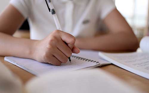 成人高考醫(yī)學(xué)類專業(yè)報(bào)考條件有哪些？難度大嗎？