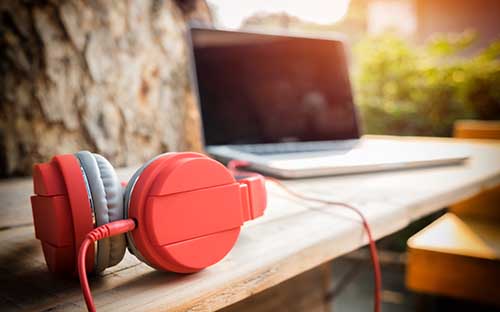 二十多歲怎么提升自己學(xué)歷？成考入學(xué)后最快多久拿證？