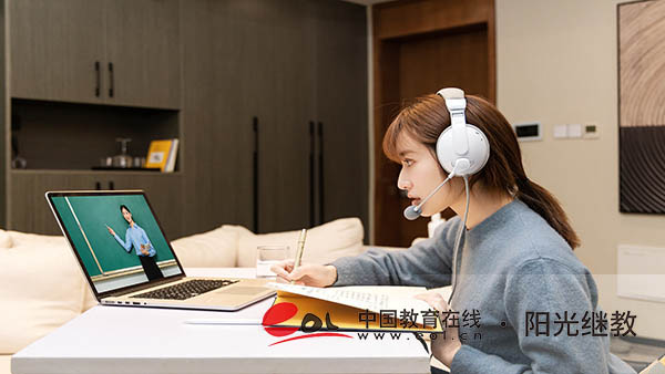 成人高考報(bào)名登錄密碼忘了怎么辦？準(zhǔn)考證怎么打?。?/></p><h3>成人高考報(bào)名登錄密碼忘了怎么辦？</h3><p>成人高考找回密碼有三種方式：報(bào)名的教育機(jī)構(gòu)查詢、到招生辦查詢和網(wǎng)上查詢。如考生是自行報(bào)名，可持身份證到當(dāng)?shù)卣猩k或教育考試機(jī)構(gòu)查詢。</p><p>此外，成人高考報(bào)名系統(tǒng)有“找回報(bào)名號(hào)”、“根據(jù)證書查詢報(bào)名號(hào)”等選項(xiàng)，考生也可以通過(guò)在線查詢登錄成人高考報(bào)名系統(tǒng)，具體在線查詢流程如下：</p><p>步驟1：登錄成人高考報(bào)名系統(tǒng)，點(diǎn)擊信息平臺(tái)登錄界面下“找回報(bào)名號(hào)和密碼”提示框，進(jìn)入檢索密碼頁(yè)面。</p><p>步驟2：在密碼恢復(fù)頁(yè)面輸入身份證號(hào)、手機(jī)號(hào)等信息，點(diǎn)擊“查詢報(bào)名號(hào)”即可找回成考賬號(hào)。</p><h3>成人高考準(zhǔn)考證怎么打?。?/h3><p>1、登錄報(bào)名網(wǎng)站</p><p>考生首先需要登錄到所在省份的教育考試院官網(wǎng)或指定的報(bào)名網(wǎng)站。這是打印準(zhǔn)考證的官方渠道。</p><p>2、找到打印入口</p><p>在網(wǎng)站首頁(yè)，考生應(yīng)能找到與準(zhǔn)考證打印相關(guān)的入口或鏈接。通常，這個(gè)入口會(huì)放在“報(bào)名服務(wù)”或“考生服務(wù)”等欄目下。</p><p>3、填寫個(gè)人信息</p><p>在打印準(zhǔn)考證的頁(yè)面，考生需要輸入自己的身份證號(hào)碼、姓名等個(gè)人信息，以驗(yàn)證身份并獲取準(zhǔn)考證的下載鏈接或打印選項(xiàng)。</p><p>4、下載或打印準(zhǔn)考證</p><p>根據(jù)頁(yè)面的提示，考生可以選擇直接下載準(zhǔn)考證到本地，或者直接在線打印。建議考生選擇彩色打印，以確保準(zhǔn)考證的清晰度。</p><p>5、保存電子版</p><p>在下載或打印準(zhǔn)考證的同時(shí)，建議考生也保存一份電子版的準(zhǔn)考證到自己的設(shè)備上，以備不時(shí)之需。</p><p>需要注意的是：準(zhǔn)考證不需要彩色打印，準(zhǔn)考證正、反兩面在使用期間均不得涂改或書寫。建議準(zhǔn)考證多打印幾張備用，以防丟失。請(qǐng)考生按時(shí)按準(zhǔn)考證上的考試時(shí)間、考試地點(diǎn)準(zhǔn)時(shí)參加考試。注意準(zhǔn)考證打印的截止時(shí)間，請(qǐng)準(zhǔn)時(shí)打印。</p><p>以上是關(guān)于成人高考的相關(guān)內(nèi)容，考生可以此作為參考，具體以官方公告為準(zhǔn)！考生如果想獲取更多關(guān)于成人高考的相關(guān)資訊，如成人高考報(bào)名時(shí)間、考試時(shí)間、報(bào)考條件、備考知識(shí)、相關(guān)新聞等，敬請(qǐng)關(guān)注中國(guó)教育在線成人高考頻道。</p><p><strong>熱門推薦：</strong><br/></p><p><a href=