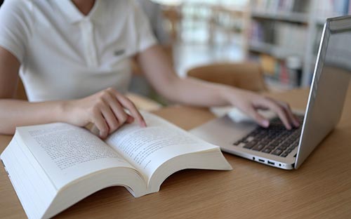 國際本科什么語言授課，一般學(xué)習(xí)哪些課程