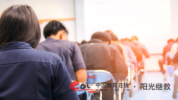 在職人員選自考本科還是成考本科？報名流程是什么？